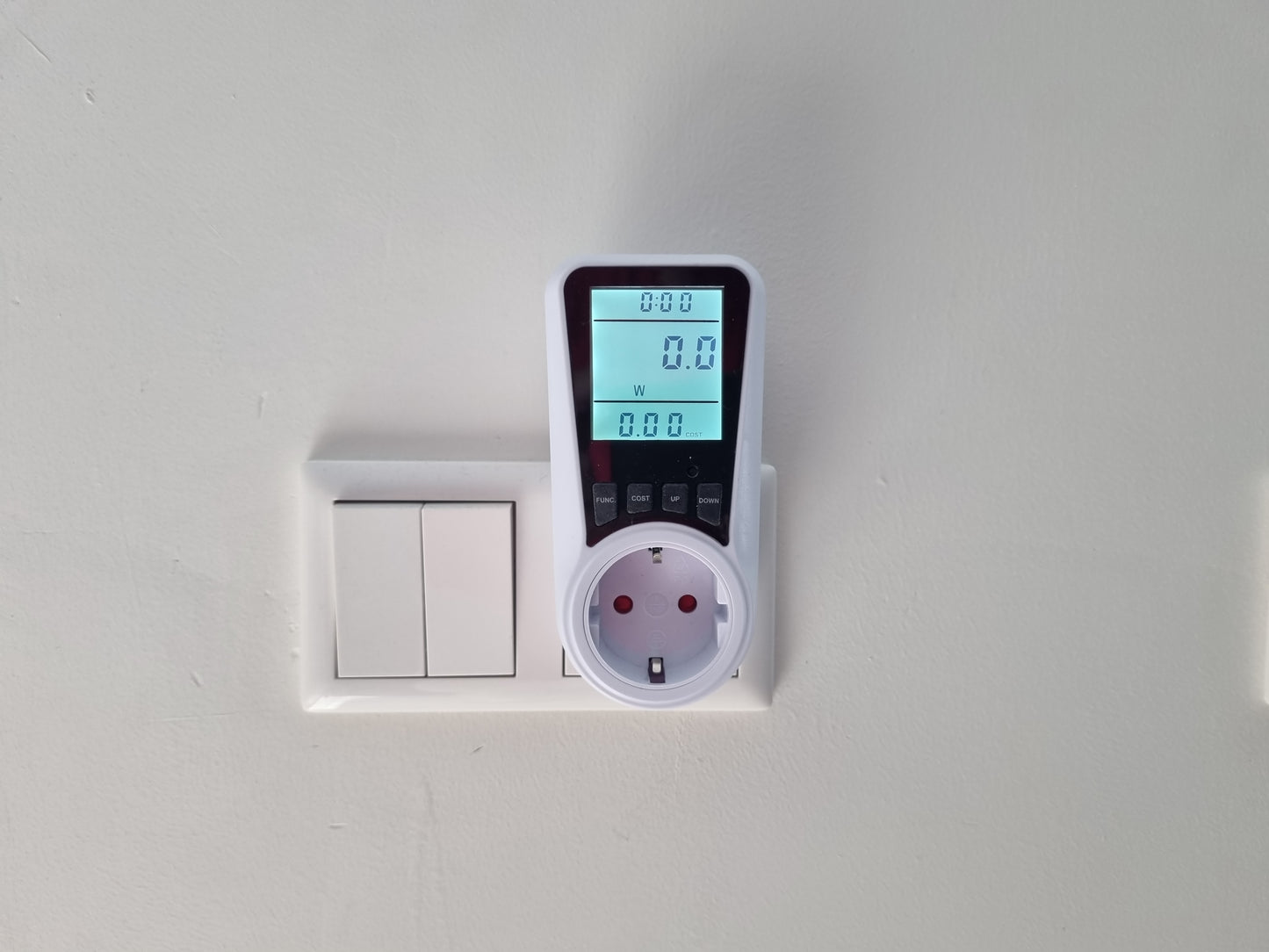 SEC24 Energiemeter met Led verlicht display - Verbruiksmeter - Stroomverbruik meter - Elektriciteitsmeter - Energie besparen - voor het meten van Watt/Ampère/Voltage/KWH (KWH230)