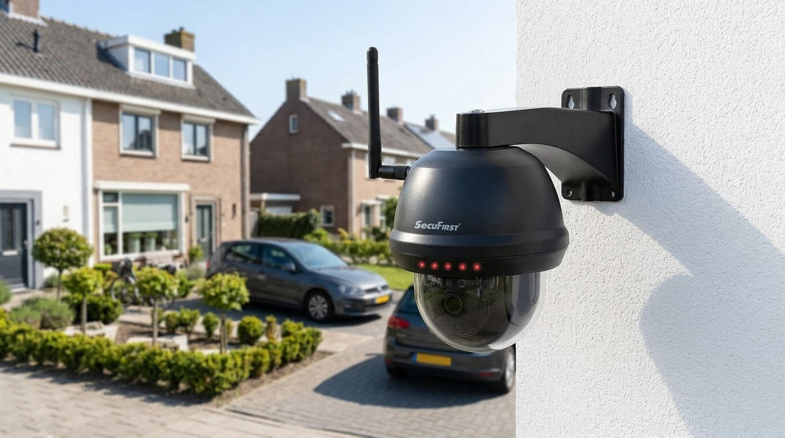 SecuFirst CAM214Z PTZ dome camera gemonteerd buiten Nederlands huis